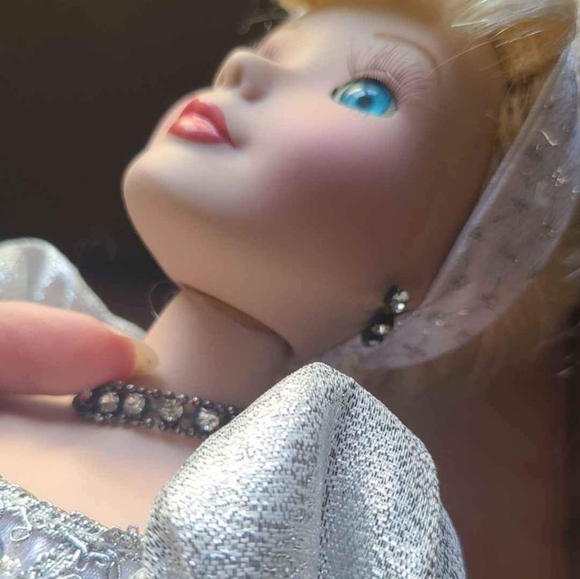 Vintage 1997 Porcelain Cinderella Doll - Picture 6 of 6